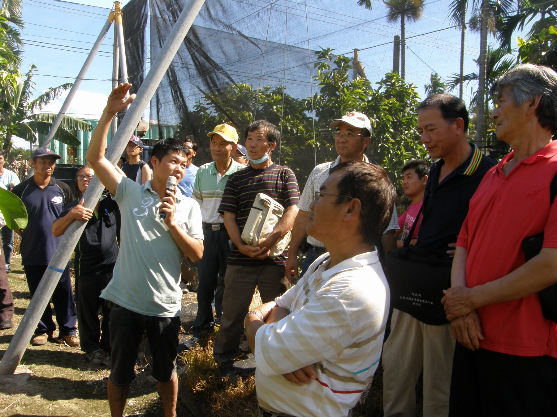 蓮霧果園防護措施觀摩研習，羅佳銘農友說明防風網的應用。